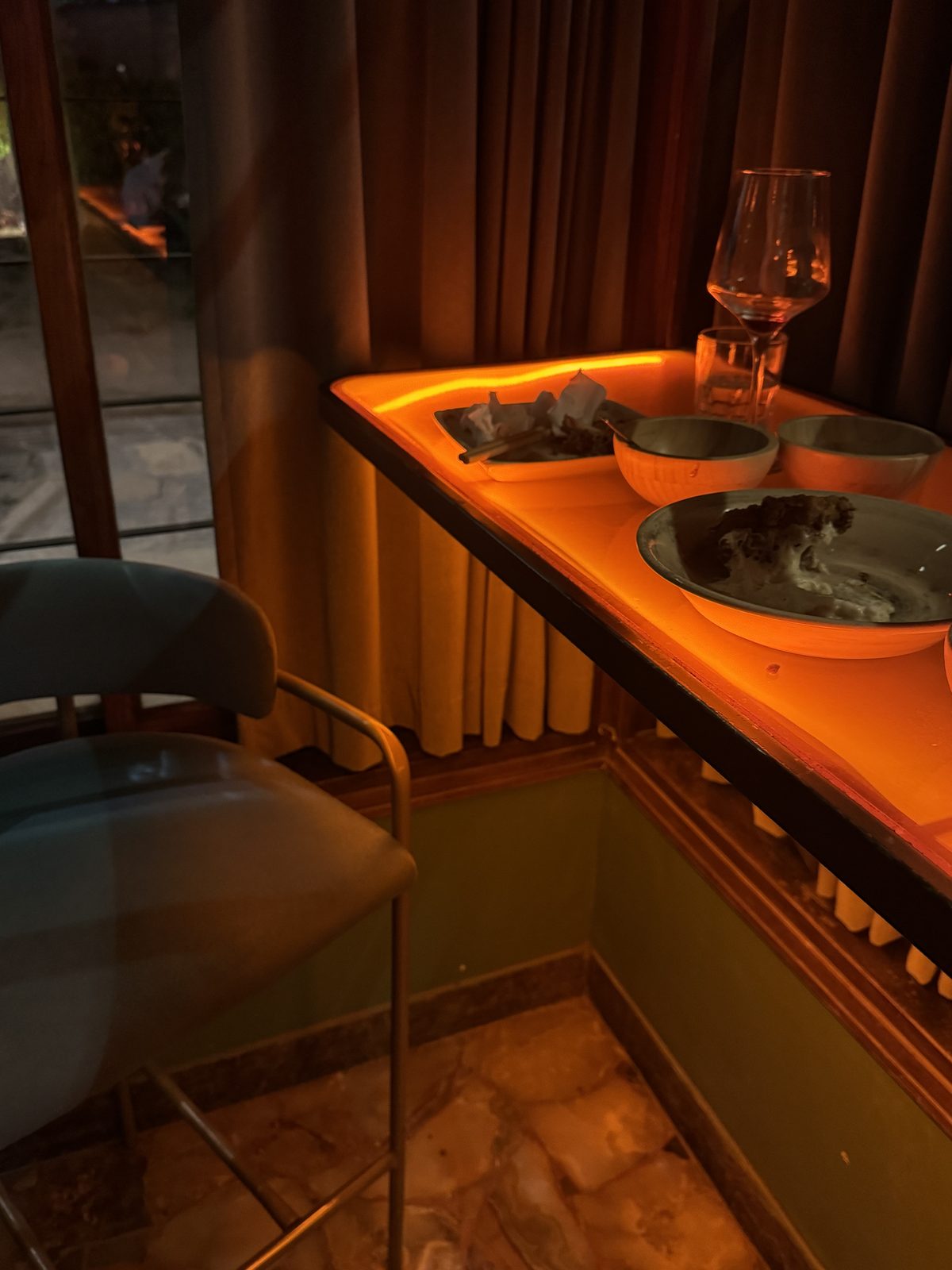Barra de OYE con luz cálida, cocktail bar en Chacras de Coria, Mendoza