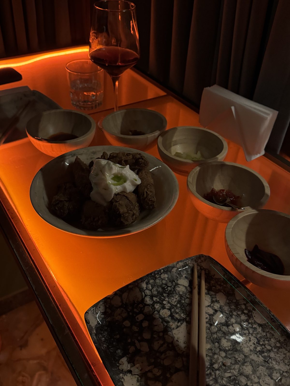 Bowls de asian street food para compartir en OYE Mendoza: ramen, baos y gyozas