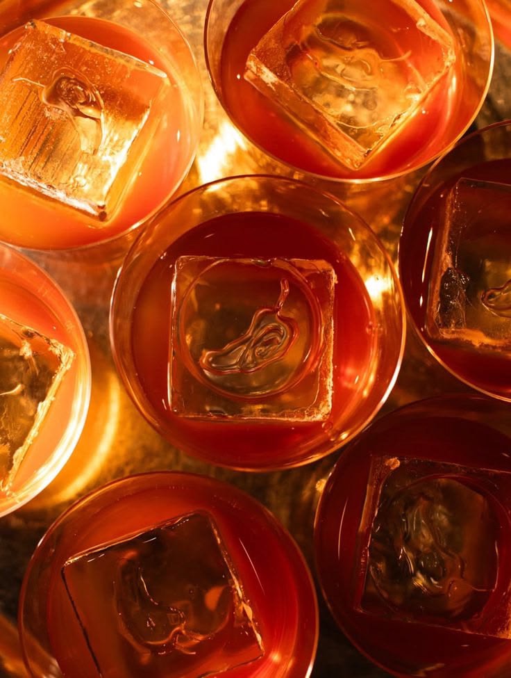 Tragos ámbar en la barra de OYE