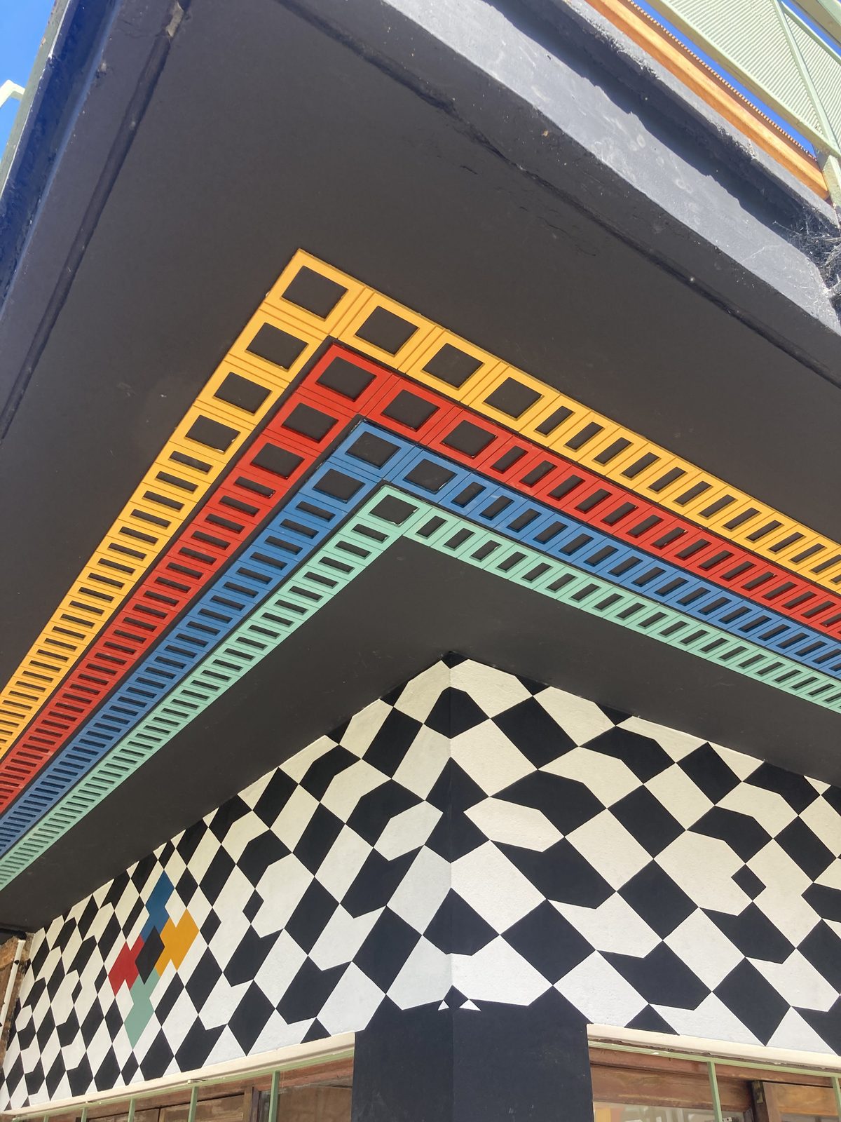 Arte geométrico de colores en el interior de OYE