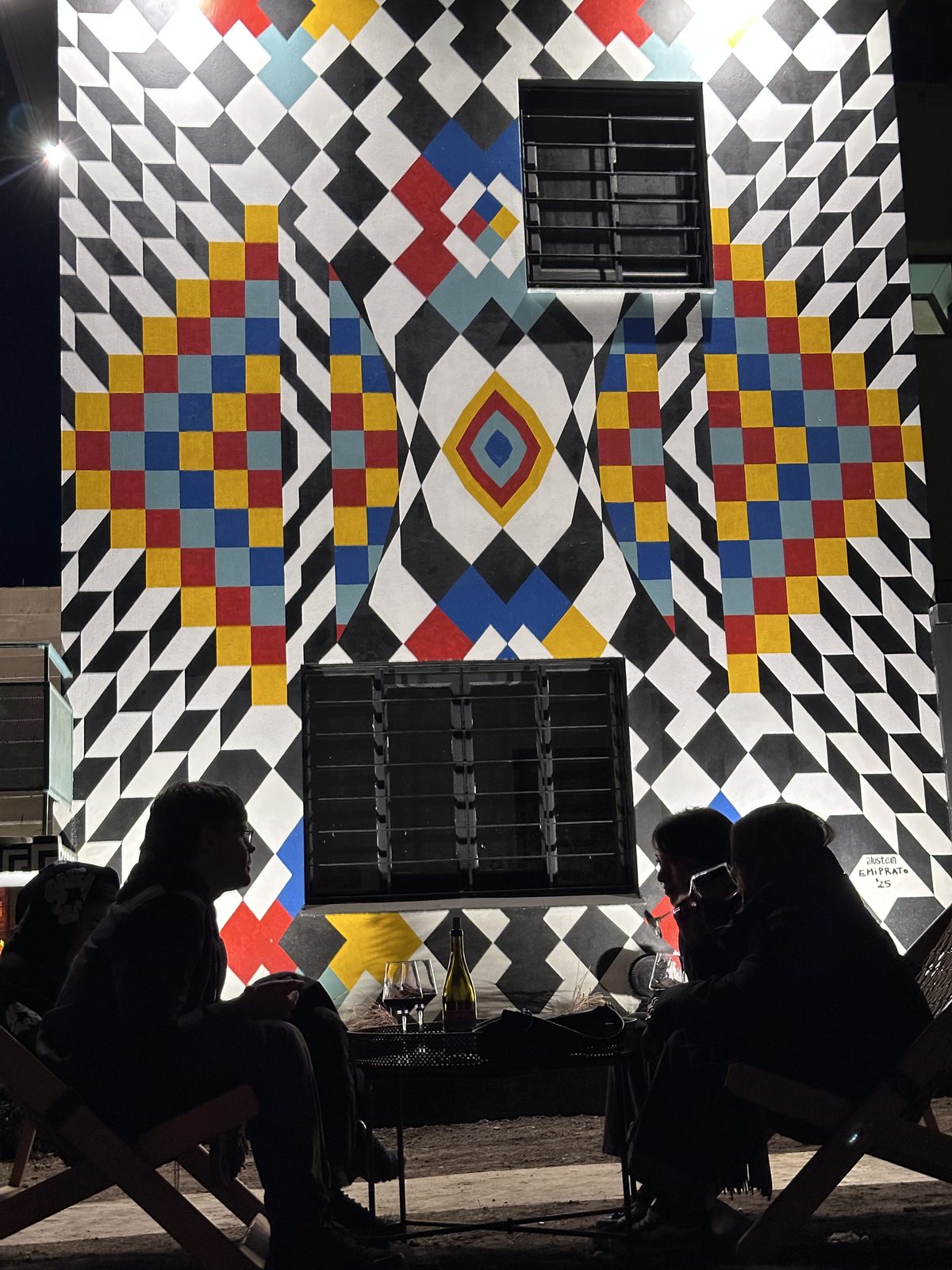 Mural colorido y geométrico en OYE Mendoza