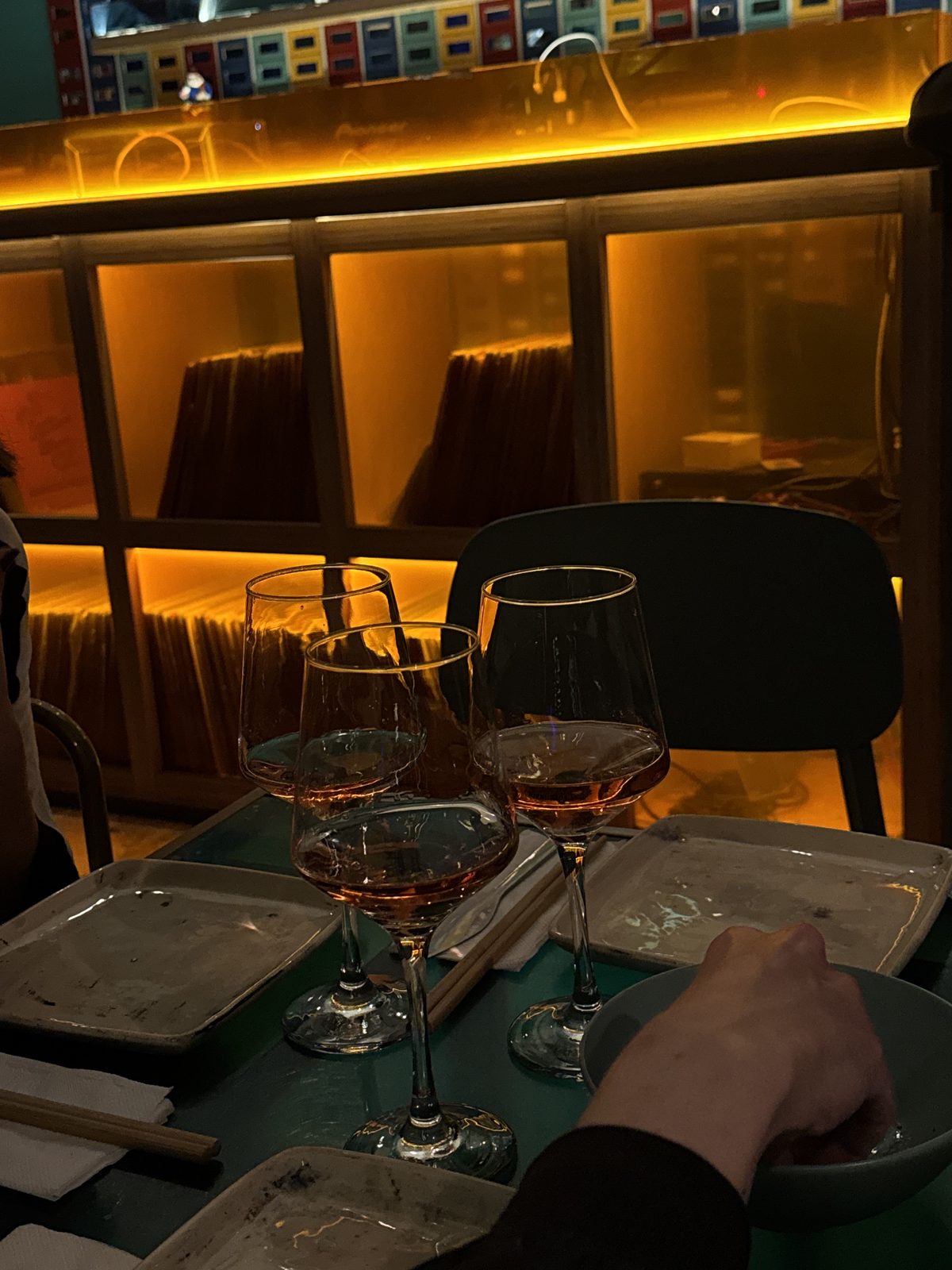 Mesa con tragos en OYE, bar en Mendoza